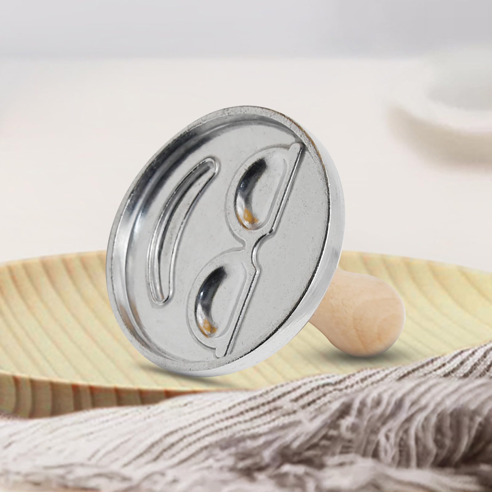 Hoypeyfiy 6 sellos de galletas para hornear, sellos geométricos de cítricos y emojis con mango de madera dura natural, molde redondo de metal de 3 pulgadas para pasteles, pasteles, horneados