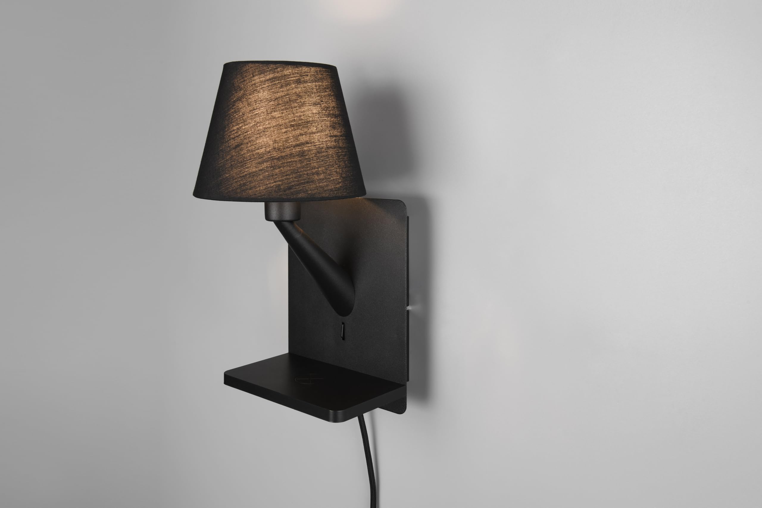 Trio Leuchten Wandleuchte Comfort 262670132, Metall Schwarz matt, Schirm Stoff Schwarz, induktives Ladefeld, USB Ladebuchse |