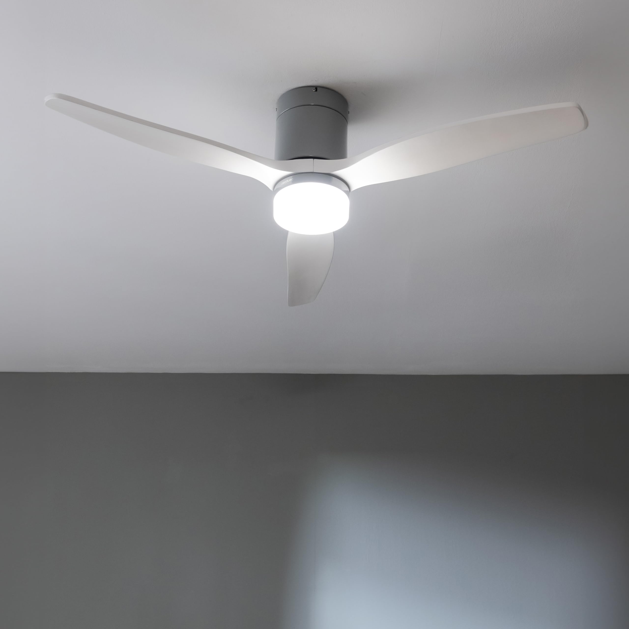 Cecotec EnergySilence Aero 5600 Classic Deckenventilator mit Licht und Fernbedienung, 40 W, 3 Flügel, LED-Licht, Timer, 6 Geschwindigkeiten, Winter/Sommermodus