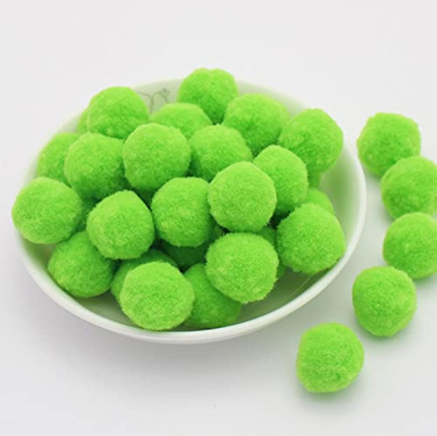 Pompons de 3,8 cm vert citron pour décorer les projets de couture et de bricolage
