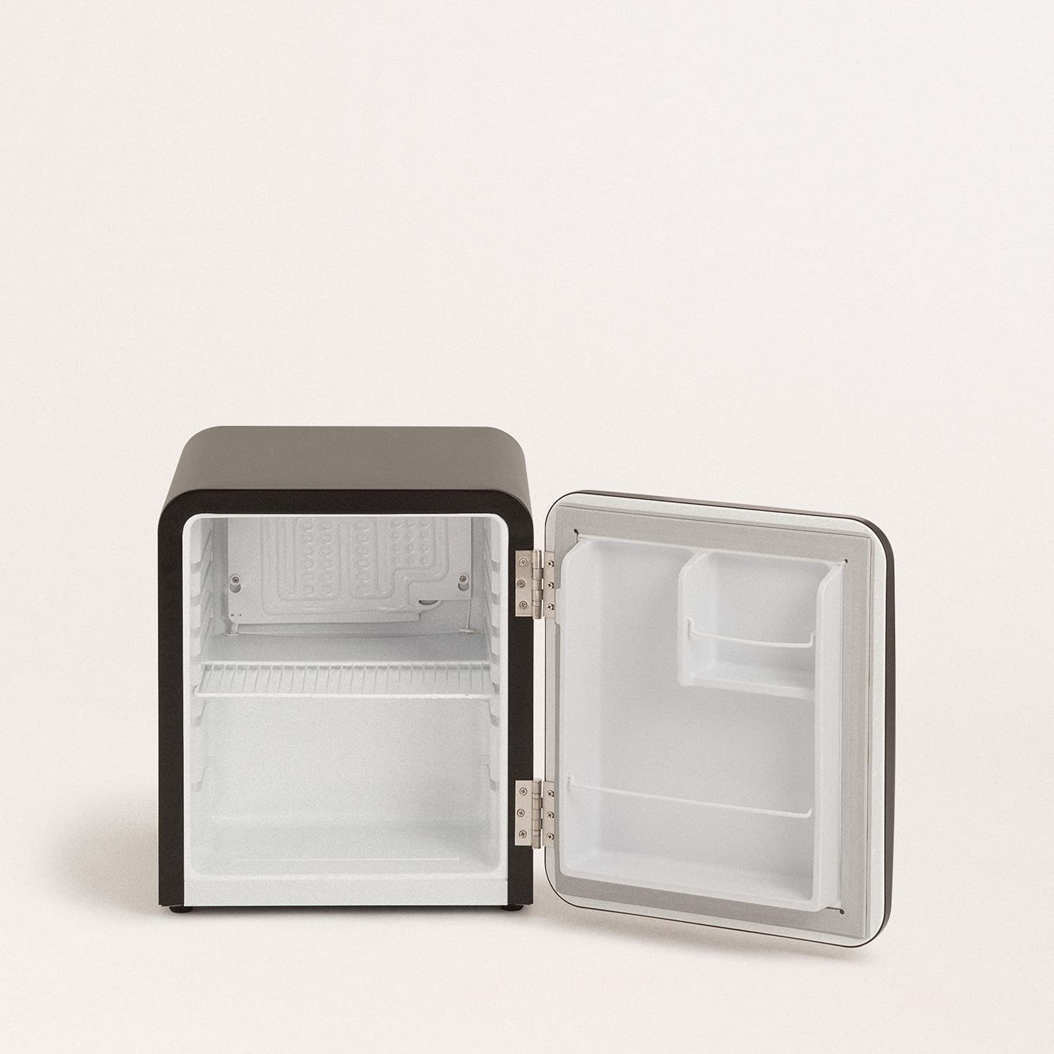 CREATE / RETRO FRIDGE 50 GOLD/Frigorífico negro maneta oro / 85W, minibar, un estante, diseño retro, 50 cm, dos repisas, capacidad de 48L, bajo consumo, 50x44x49,8 cm — view 3