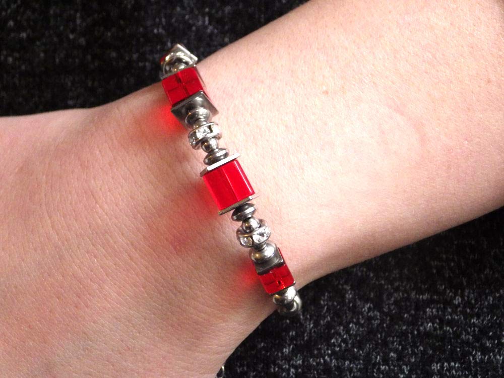 Bracciale rigido da donna in acciaio inossidabile con perle di vetro rosso e perline di strass