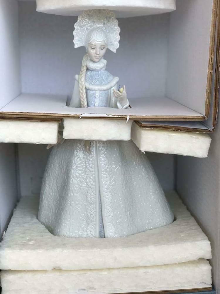 Lladro 8412 Snow Maiden Porcelain Figurine Retired Glased