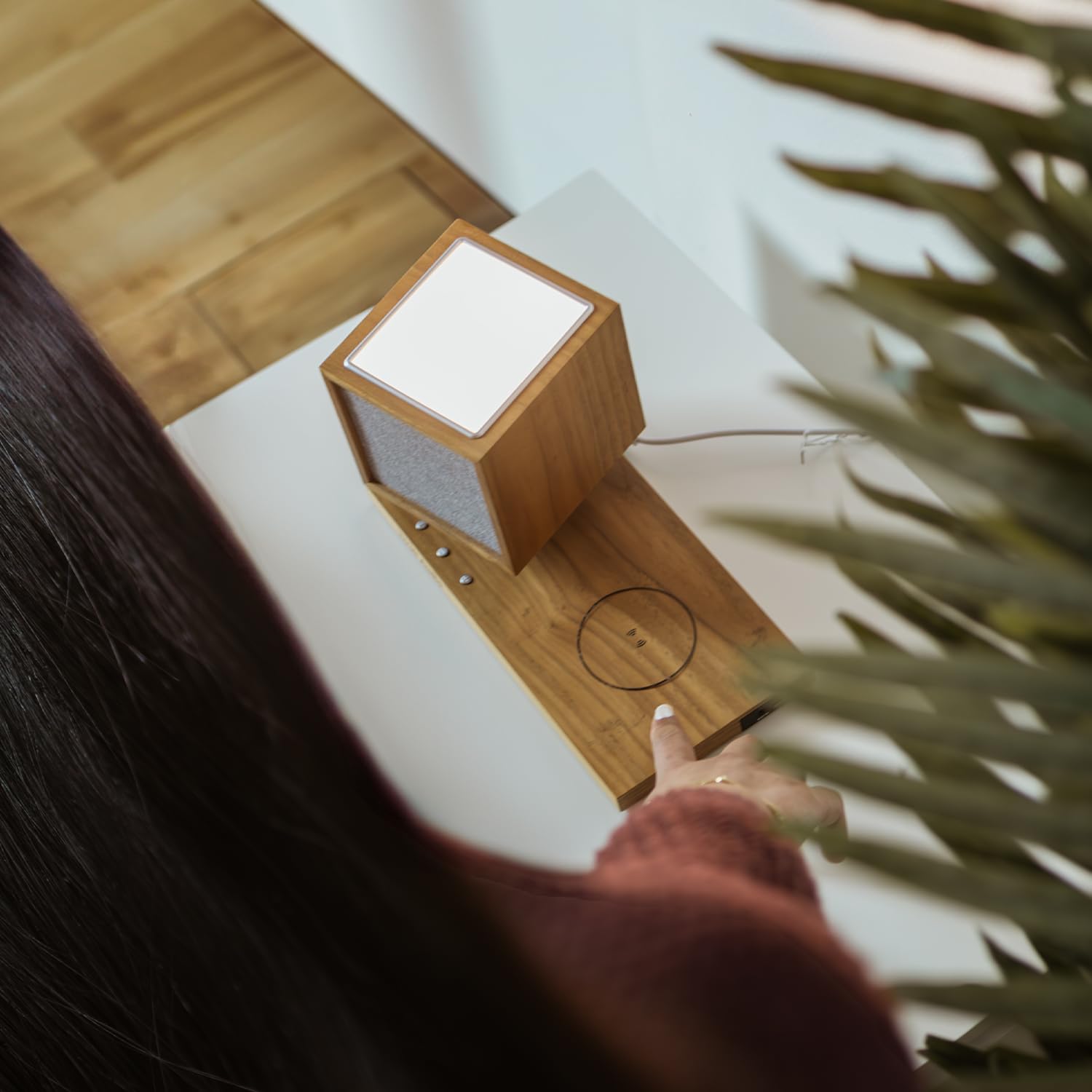 Tivoli Audio 'Revive' - Altoparlante Bluetooth con ricarica wireless e lampada LED (noce/grigio)