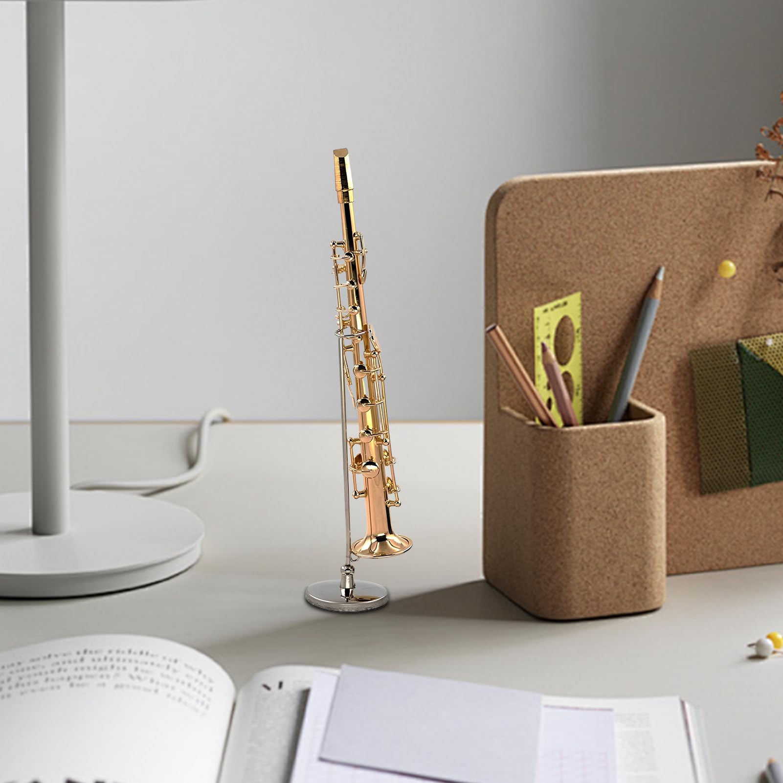 Modello di sassofono - strumento musicale in | Mini ornamento placcato oro | Sax soprano da collezione, decorazione per la casa, regalo per gli amanti della musica, espositore da scrivania