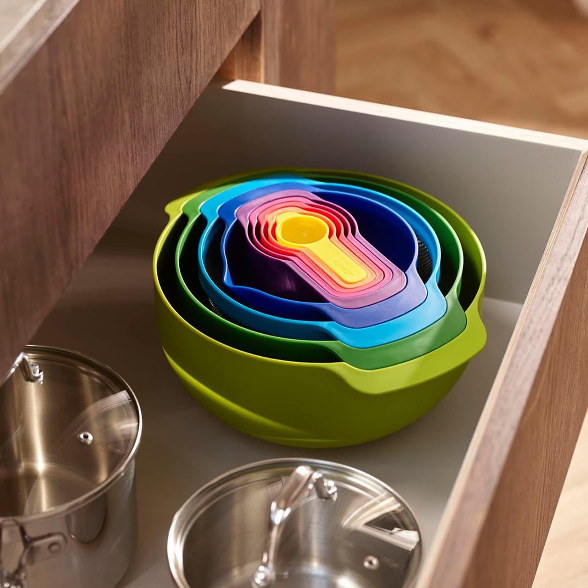 Joseph Joseph Nest 9 Plus, set compatto per la preparazione dei cibi con ciotole per mescolare, misurini, setaccio e colino, multicolore