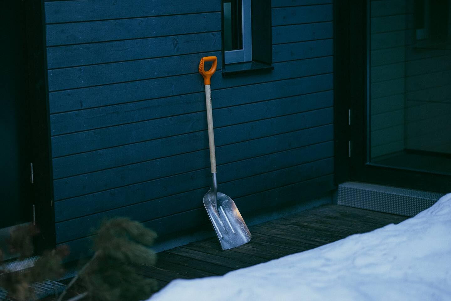 Fiskars Pelle à neige et à grain 31 cm Tête aluminium Manche bouleau Poignée plastique