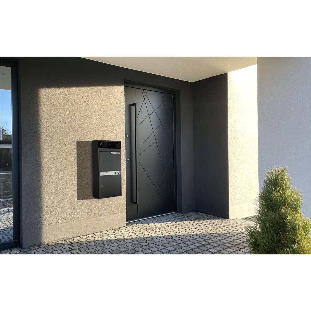 Metzler Paketbox mit Video Türsprechanlage, personalisiert mit Gravur | Videosprechanlage mit Postkasten | Paketbriefkasten mit Video Türklingel in Anthrazit RAL 7016 | Edelstahl-Namensschild
