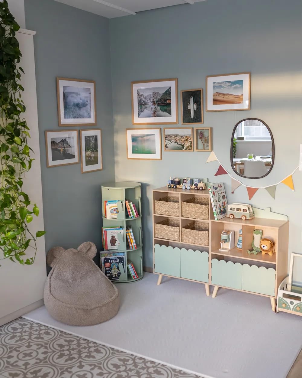 Kinderregal Kinderzimmer, Bücherregal Kinder im Hausdesign mit 4 Fächern und 2 Türen, Spielzeugregal Aufbewahrungsregal aus MDF und Kiefernholz, Kinder Möbel für Bücher Spielzeug und Dekoration