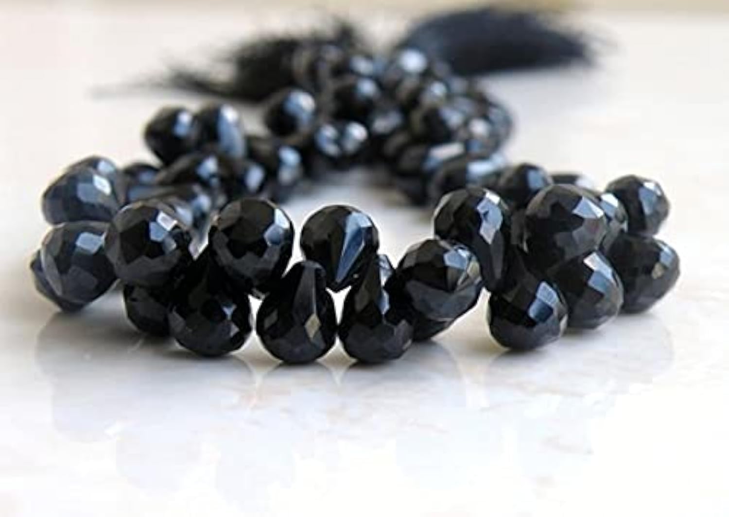 Spinel noir perles contre les bijoux plats, des gouttes 3D facettées pour donner du relief