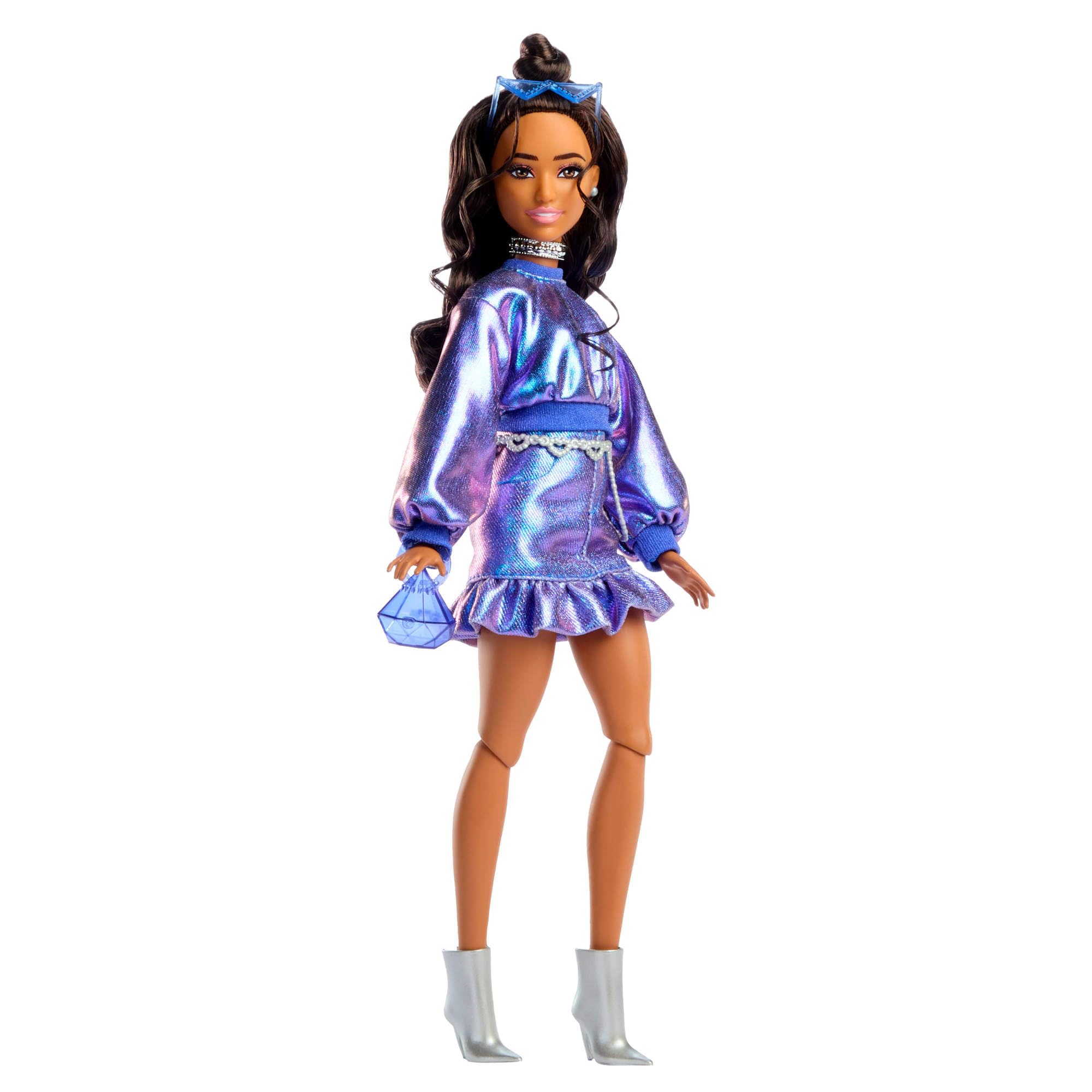 Barbie - Deluxe Style n. 7, bambola con top e gonna blu metalizzato e capelli castani ondulati, accessori come occhiali da sole, gioielli e borsa inclusi, giocattolo per bambini, 4+ anni, JFP42