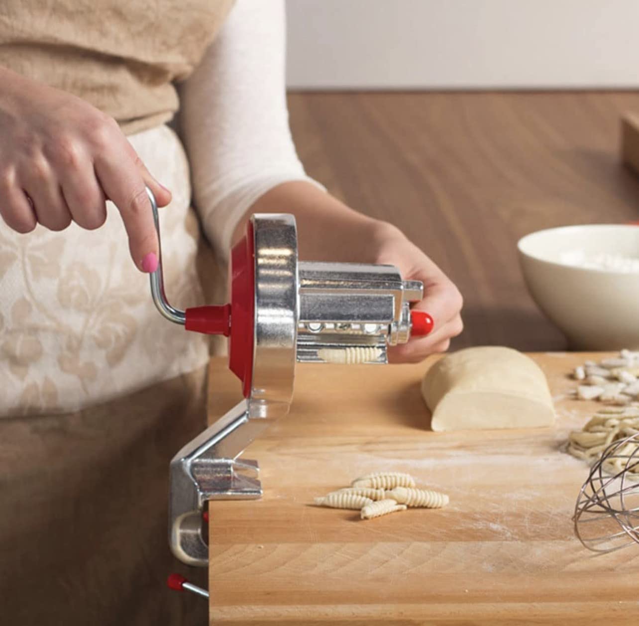 Macchina Per Gnocchetti Manuale. In Acciaio Cromato E Plastica Certificata Per Uso Alimentare. Veloce Da Montare E Smontare, È Pratica Anche Per Essere Pulita: Non Ha Bisogno Di Prodotti Chimici Nè Di Lavastoviglie. Realizza In Pochissimi Minuti Gnocchett