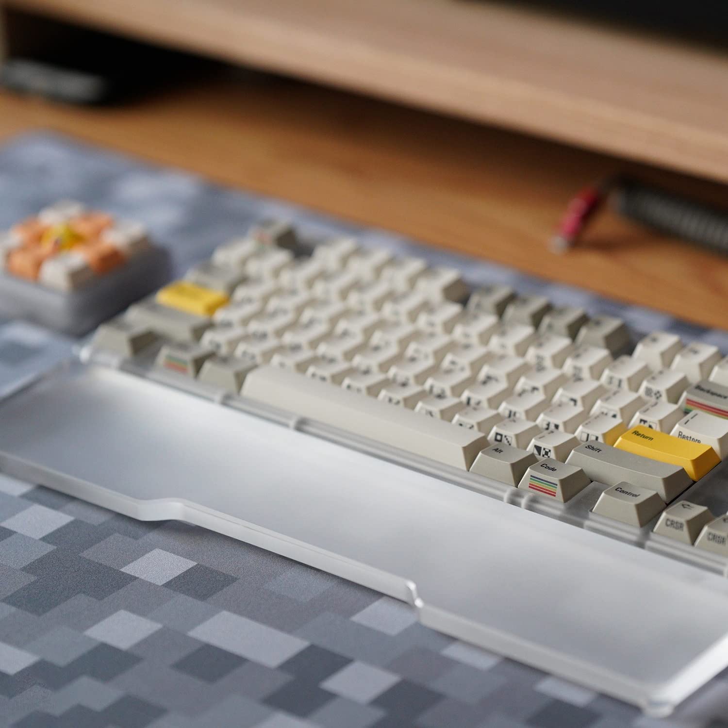 Poggiapolsi Tastiera Acrilico Trasparente - Per Tastiere Compact 60% | Design Ergonomico Con Logo Alluminio