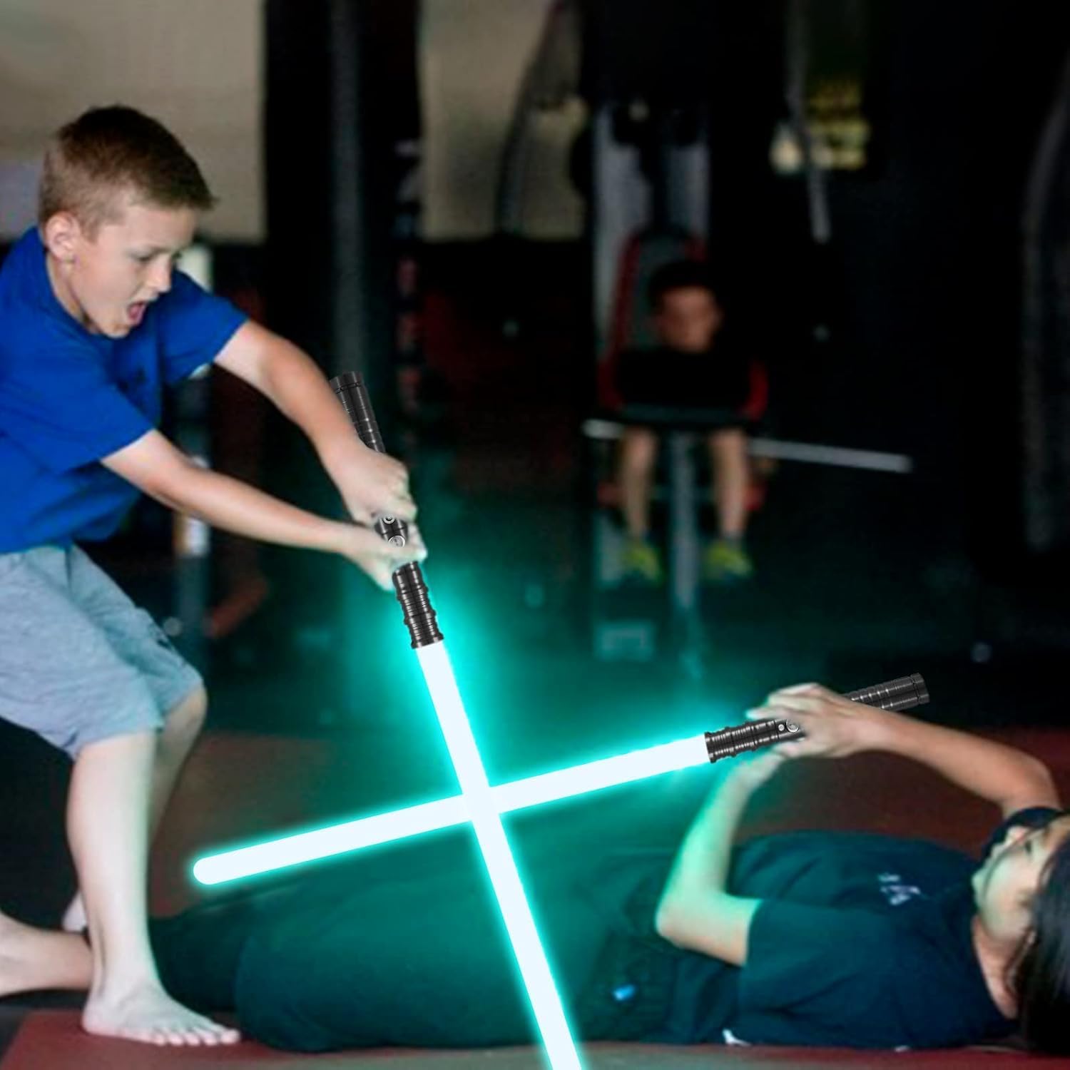 Sabre Laser,Sabre Laser de Duel,Polices sonores, Couleurs RGB, poignée en métal,Sabres Laser Rechargeables USB-C,épée Laser à Effets spéciaux pour fêtes d'enfants,Cadeaux,Cosplay (GJ6524)