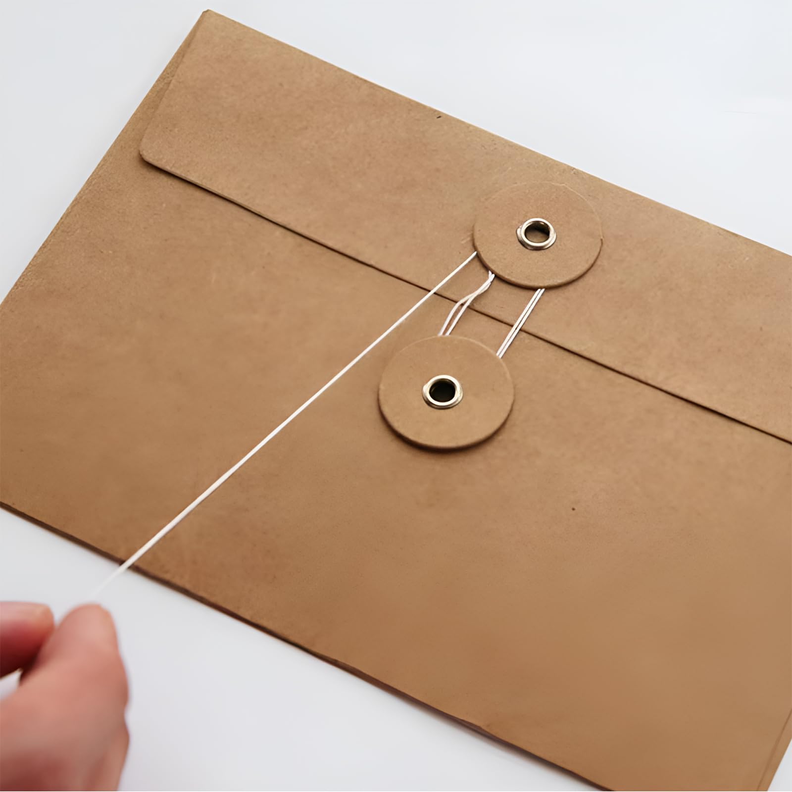 Paquete de 20 sobres de papel kraft con cuerda, sobres marrones pequeños, carpeta de archivos de sobre, sobres de archivo de tarjetas vintage para invitación, postales y fotos (6.7 x 4.5