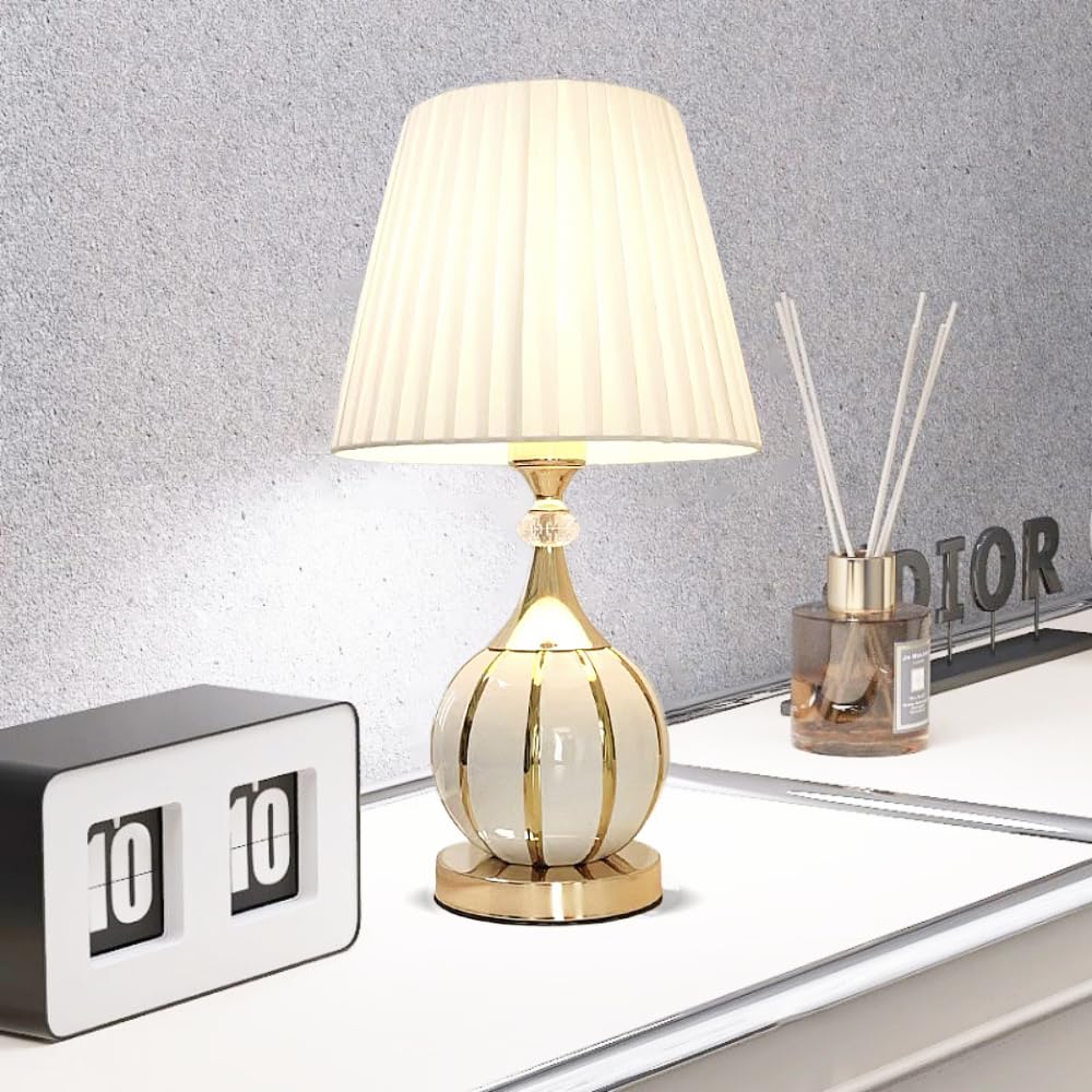 XINYASEE Moderne weiße Keramik-Tischlampe mit goldenen Streifen, Kristallakzenten, plissiertem Stoffschirm, elegante Nachttischlampe für Schlafzimmer, Wohnzimmer, Büro, moderne Einrichtung (Weiß)