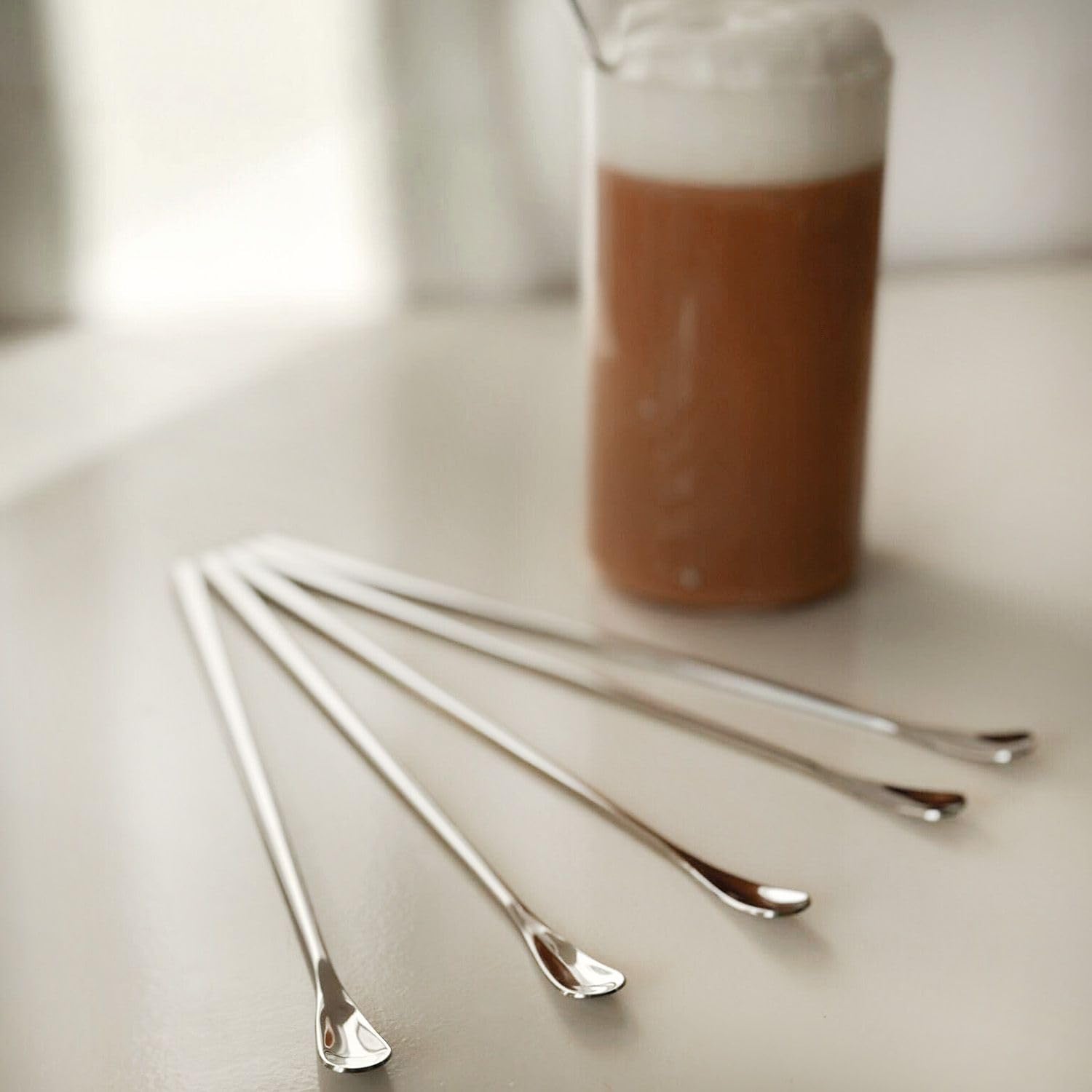 Intirilife Ensemble de 6 cuillères à latte macchiato en acier inoxydable Argenté - Longueur de 22 cm - Cuillères à glace avec manche long, cuillères à dessert, pour café, milkshakes, cocktails