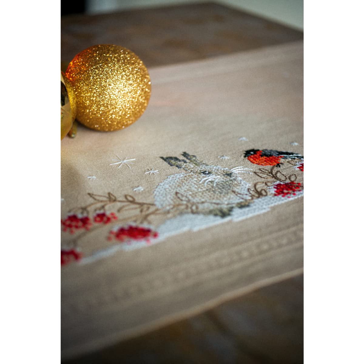Vervaco Stickpackung Tischläufer Sticken Set Erwachsene Vorgedruckt Schneehase und Dompfaff Stickläufer zum Selbersticken Vorgezeichnet Decke Sticken Plattstich 40 x 100 cm Kreatives Geschenk