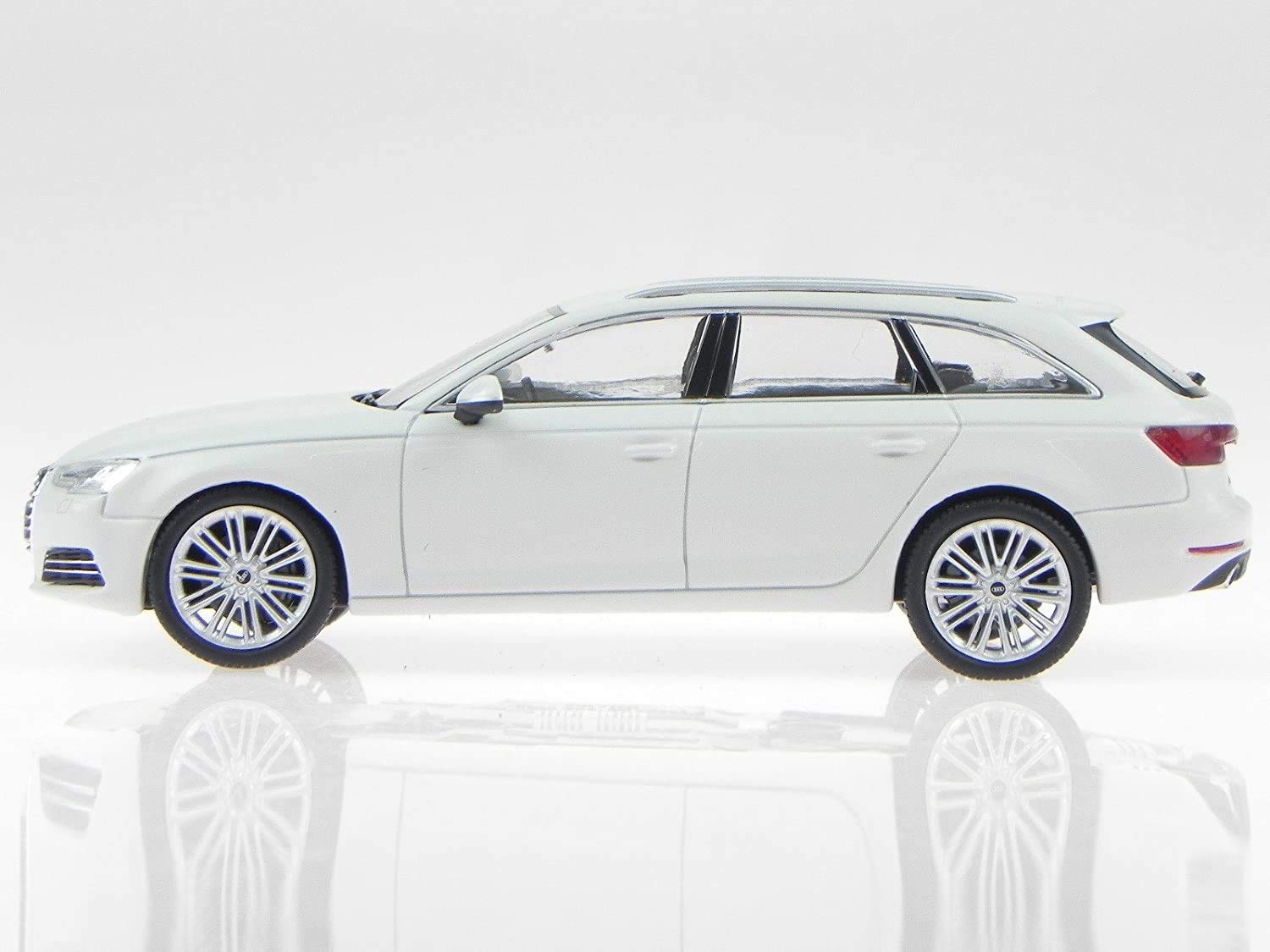 Audi A4 Avant ホワイト ミニカー Spark - 5011504213 - Audi A4 Avant - 2015 - 1:43 - White : I-Spark