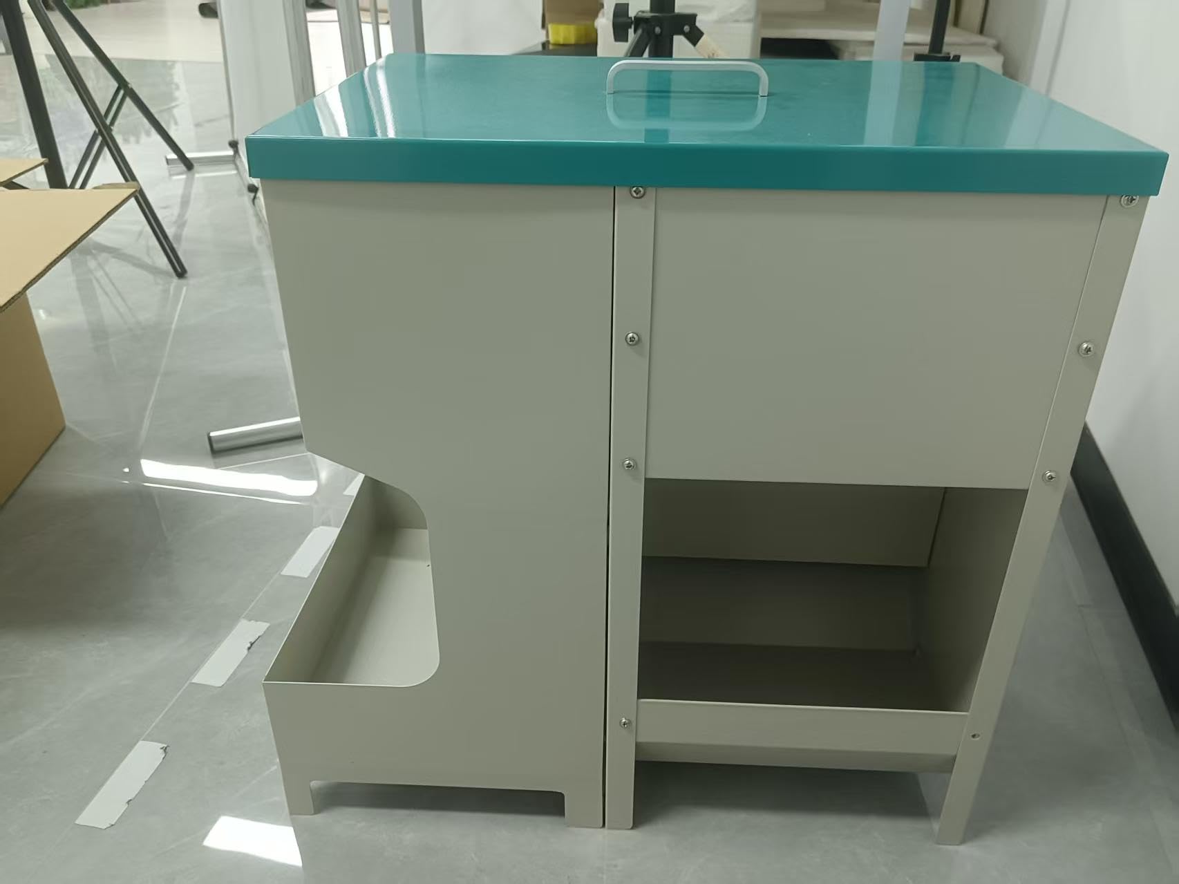 Distributore automatico di cibo e acqua per cani di taglia grande, in