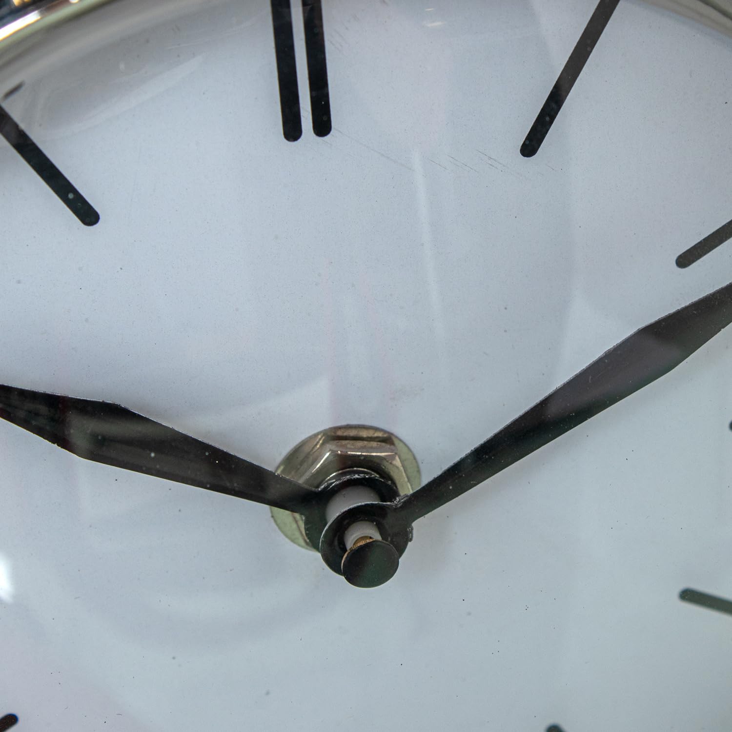 RELOJ 23363 SOBREMESA METAL PLATEADO BASE MÁRMOL NEGRO_20X5X16CM