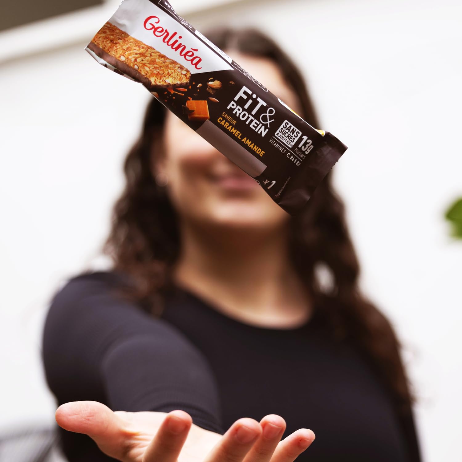 Gerlinéa Fit&Protein - Barres Protéinées saveur Caramel Amandes - Sans Sucres Ajoutés - 13 gr protéines par barre de 45g - Protéines Après le Sport - 16 barres