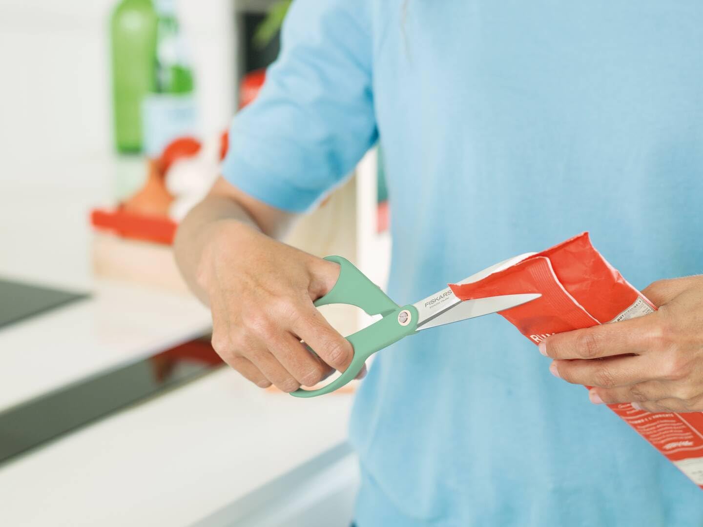 Fiskars Inspiration Ciseaux Universels de 21 cm, Fabriqués en Finlande | Lames en Acier Inoxydable Affûtées avec Précision, Manche Ergonomique, Lavables au Lave-Vaisselle, Couleur Menthe, 1084003