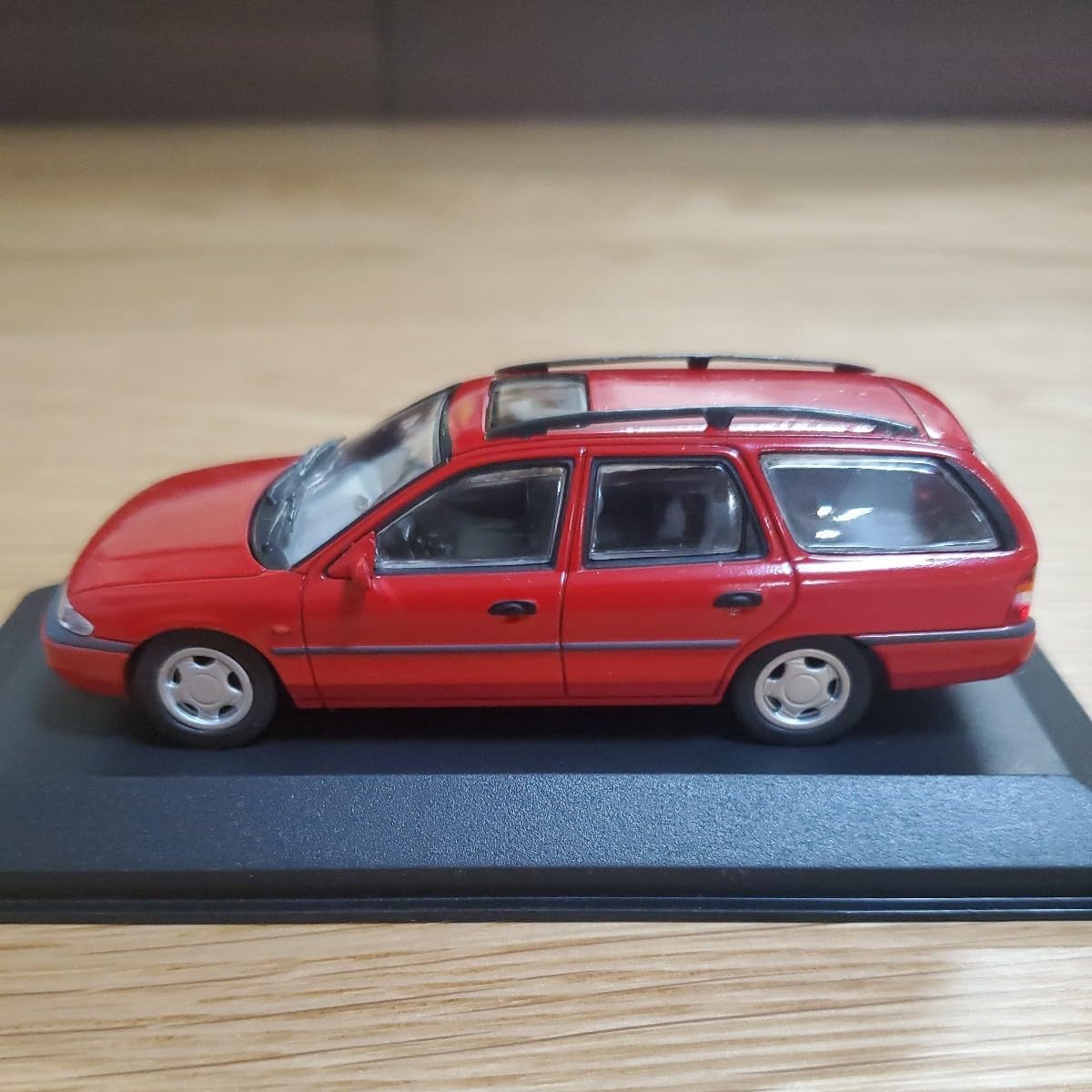 1/43 ミニチャンプス/Ford Mondeo Turnier Red/フォード モンデオ レッド
