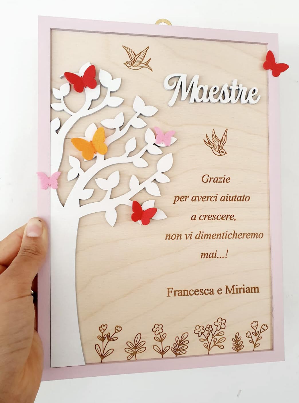 Quadro di Ringraziamento per Maestra Maestro Personalizzato, Decorazione in Legno con Farfalle ed albero della vita, idea regalo di fine anno, chiusura scuola - dedica personalizzata