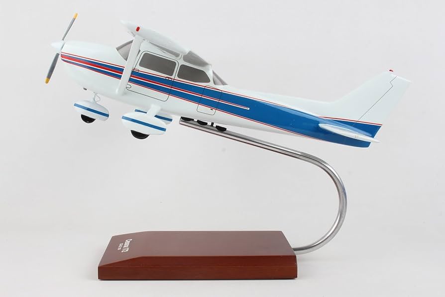 Cessna Model 172 Skyhawk - 1/24 scale model : Amazon.ca: Toys & Games