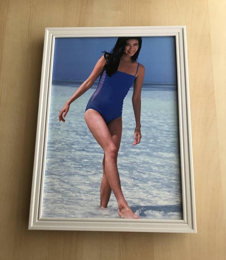 芸能人 美脚 Amazon | kj 額装品 万田久子 グラビア セクシー 水着 貴重写真 A4サイズ額入り ポスター風デザイン レトロ 美脚 | アイドル・芸能人グッズ 通販