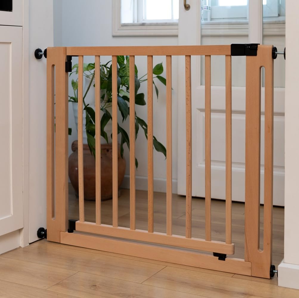 Safetots Puerta Elegante de Seguridad De Madera, Natural, 63cm - 71cm, Puerta de Seguridad con Ajuste por Presión, Puerta para Bebés para Escaleras, Pasillos y Puertas | No requiere taladrar, puerta de una sola pieza sin extensiones, puerta extra ancha y