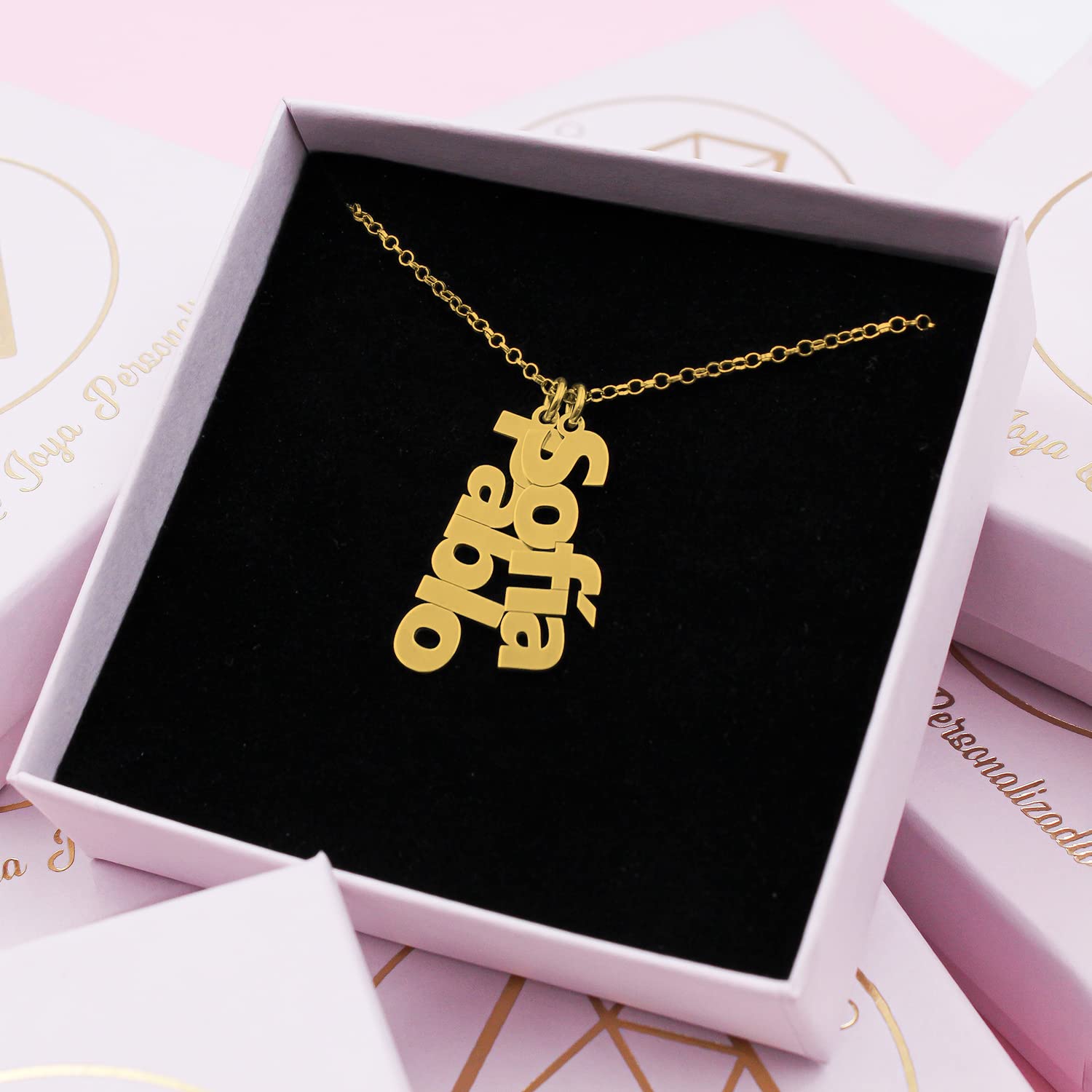 Collar con Nombre Personalizado Plata Chapado en Oro 18K - Colgante con Nombre Joya Personalizada Navidad, Aniversario, Día de la madre - Ideas de Regalos de Cumpleaños para Mujer, Niña, Madre, Hija