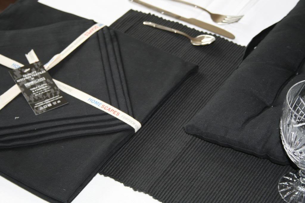 HOMESCAPES 6 Sets de Table (45 x 30 cm) 1 Chemin de Table (45 x 80 cm) et 6 Serviettes de Table (45 x 45 cm) Coton Noir