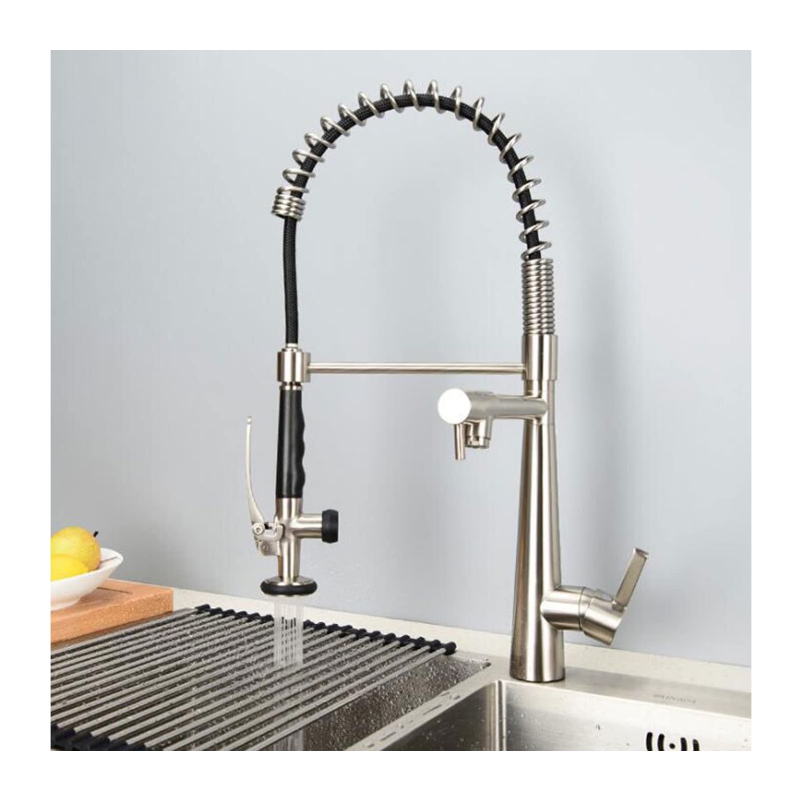 Grifo de cocina negro con pulverizador extraíble y diseño de resorte, grifo de fregadero de agua fría y caliente con 2 boquillas, grifo montado en cubierta de latón para cocinas modernas, acabado