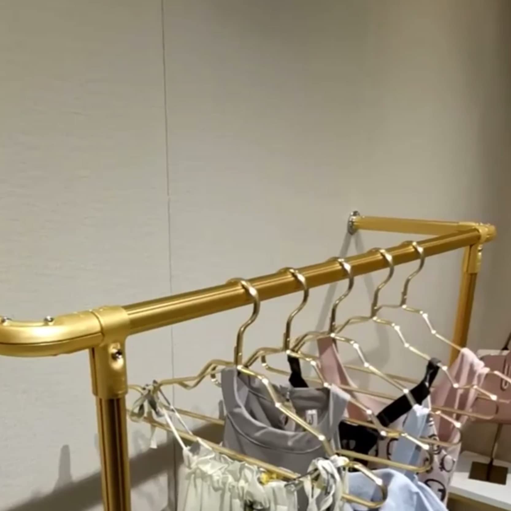 Rangement Empilable à 4 Côtés, Peut Contenir 200 Cintres, Solution Peu