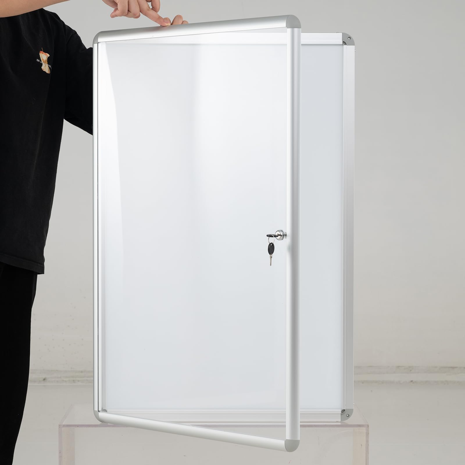 KOMFOTTEU Boletín de Anuncios con Puerta Bloqueable, Tablón de Anuncios con Pizarra Blanca Magnética y Marco Aluminio, Vitrina de Pared para Oficina Escuela Hojas A4 (Plateado,90 x 60 cm)