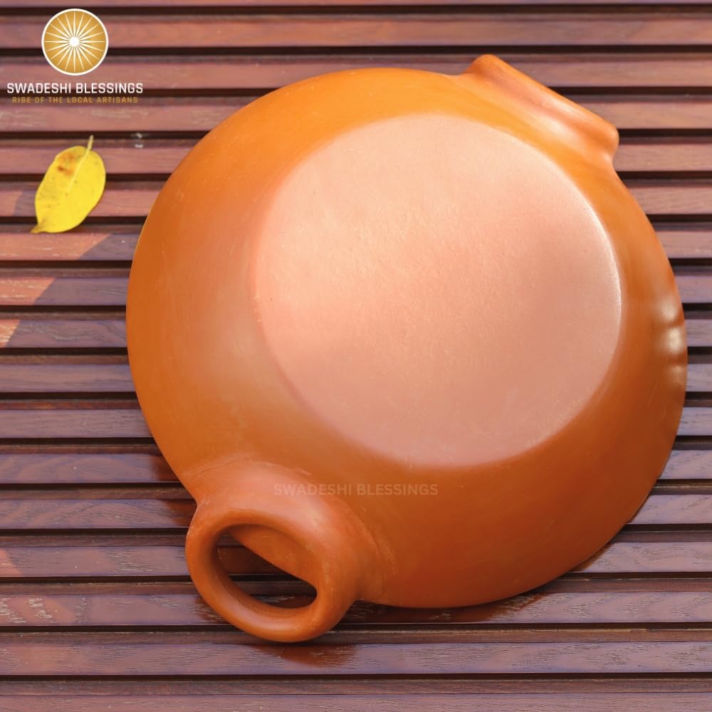 SWADESHI BLESSINGS Gamma esclusiva fatta a mano per argilla/Mitti/Earthen Kadai per cucinare, 1,8 litri (con tonalità di cottura naturale e lucentezza a specchio) + supporto in foglia di palma (rosso