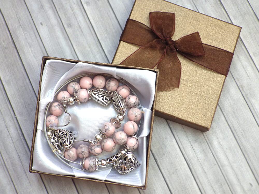Conjunto de joyas para mujer en cuentas de turquesa rosa reconstituido y colgante de filigrana en forma de corazón