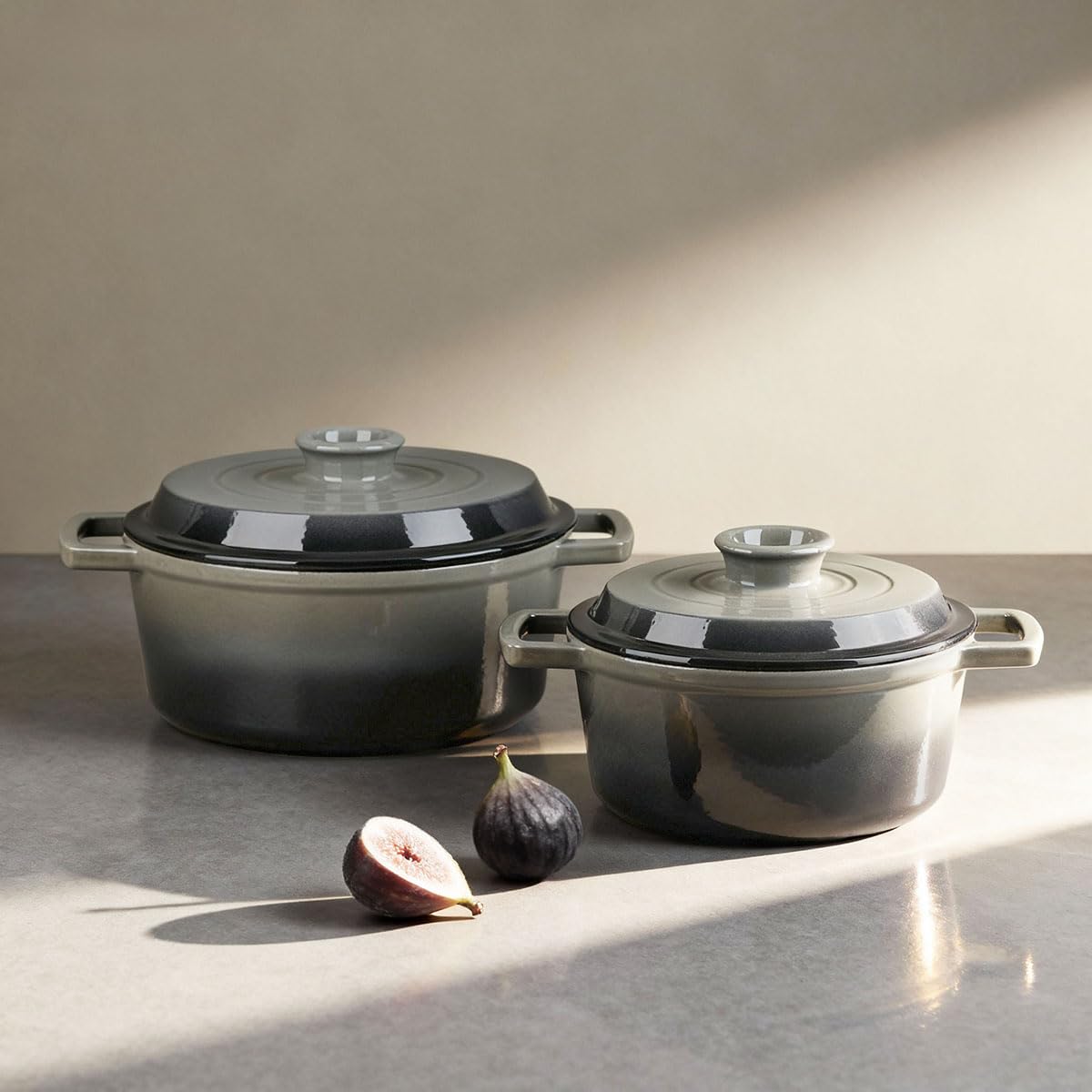 Masseiron Pizarra Cazuela de Hierro Fundido Redonda 20 cm | Fonte esmaltada 100%, tapa con picos, compatible inducción y horno, esmalte 3 capas, fácil limpieza, 2,5 L