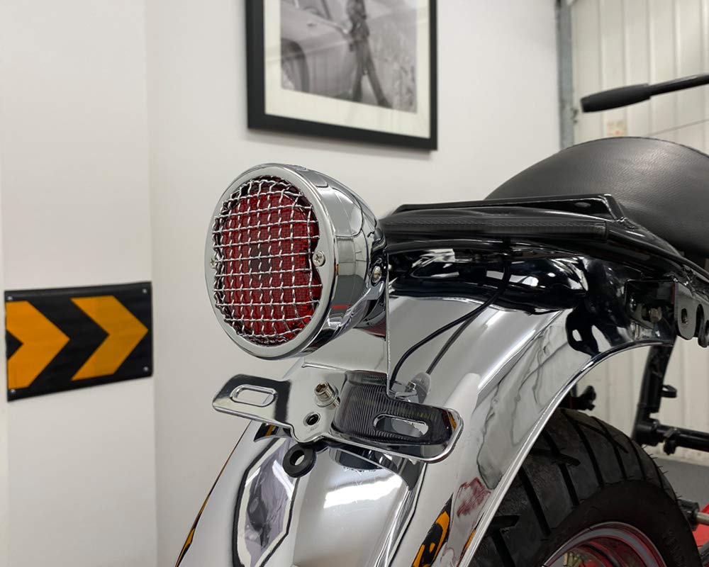 Fanale posteriore a LED per moto, stile vintage, con griglia in rete retrò e supporto per targa, ideale per Cafe Racer, Chopper e moto personalizzate, LED da 12 V (cromato)