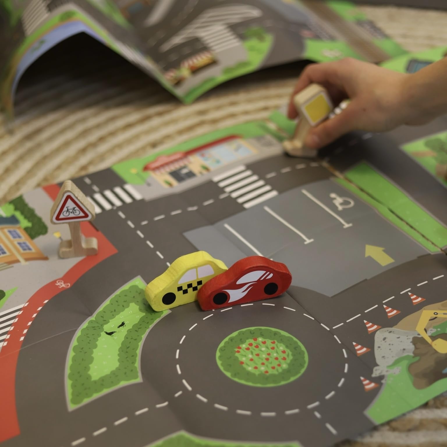 Kit de jeu en bois pour enfants à partir de 3 ans Panneau de signalisation Jeu éducatif 18 pièces Connectez les rues et les images, une ville entière près de 1,8 m