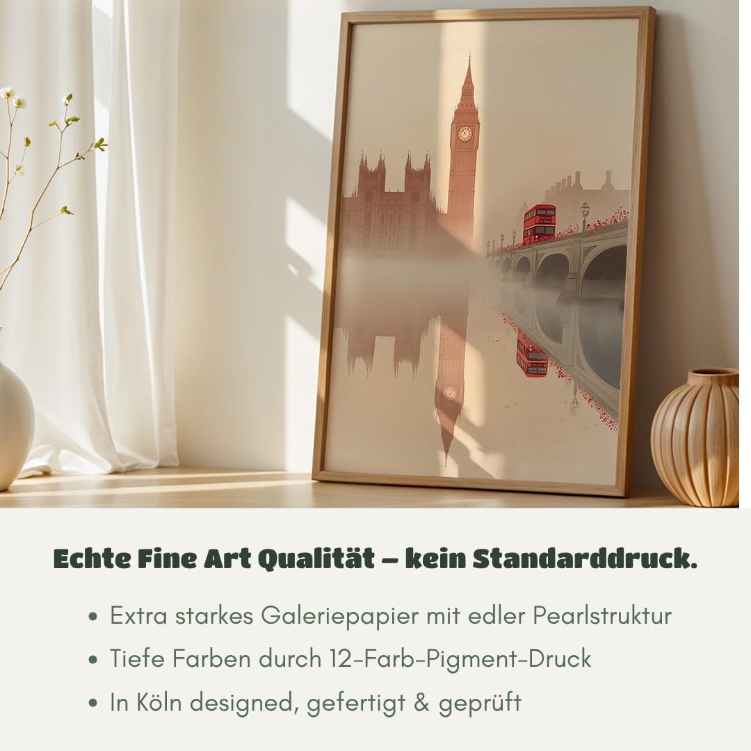 MJ-GRAPHICS® Poster Big Ben Kunstdruck London Bus Wandbild minimalistisch Beige Wohnzimmer Deko reflektierende Szene urbaner Stil klassisch urbane Ästhetik A2 mit braunem Rahmen