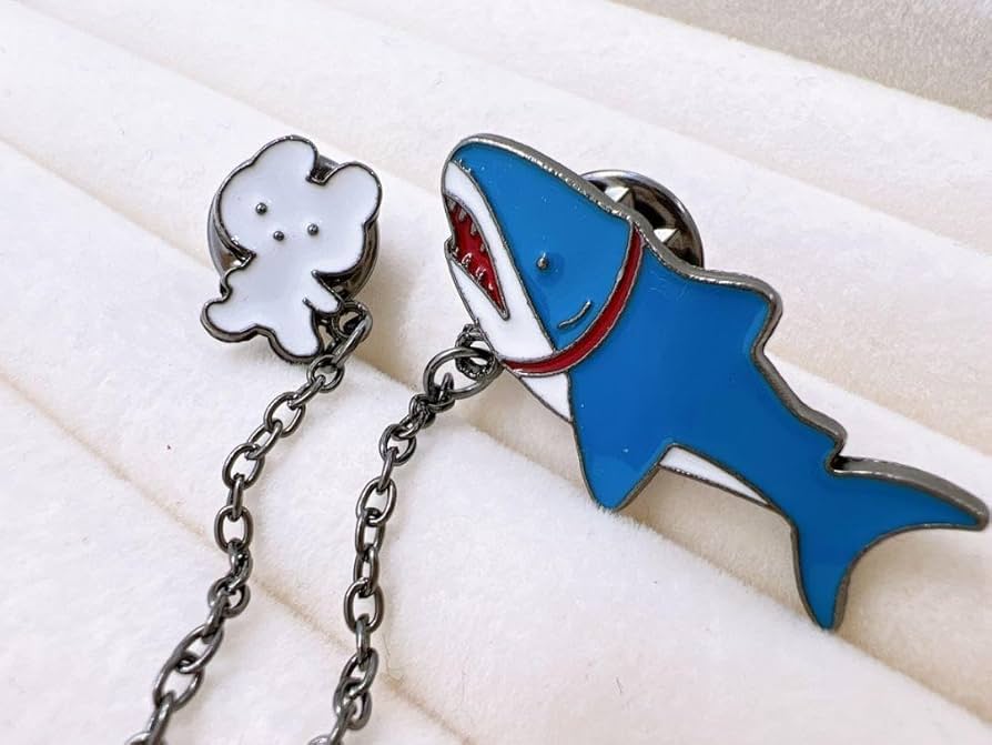 Amazon.co.jp: うさぎとサメ チェーン付き ピンバッジ ウサギ 鮫