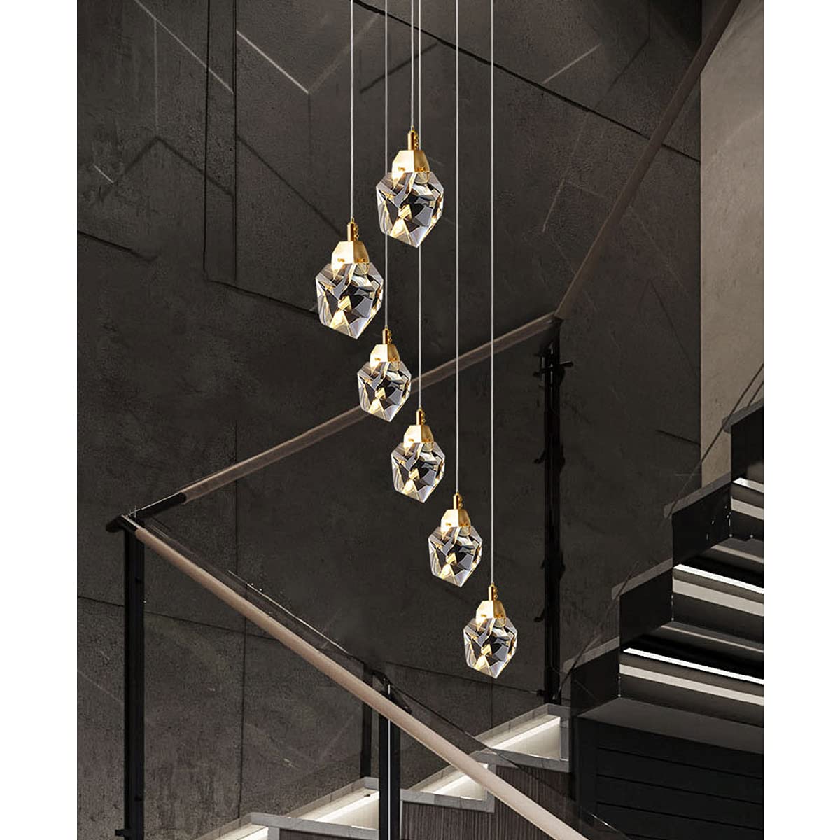 Lustre grand volume pour habiller un haut plafond d'escalier avec élégance