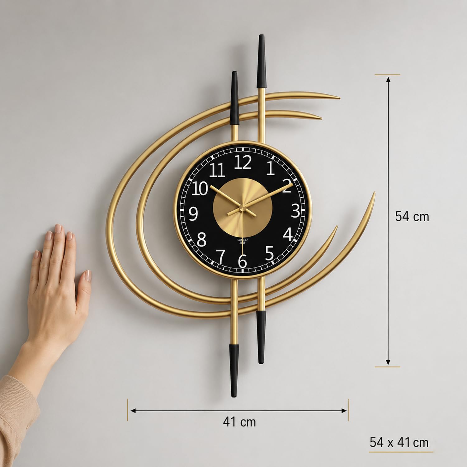 LANMOU Wanduhr Groß Modern 54cm, Gold Schwarz Metall wohnzimmeruhr Deko | Uhr Wand ohne Tickgeräusche, Lautloses Quarzwerk sorgt beim Lesen fuer Ruhe, edle Form, Batterieeinsatz, einfache Aufhaengung