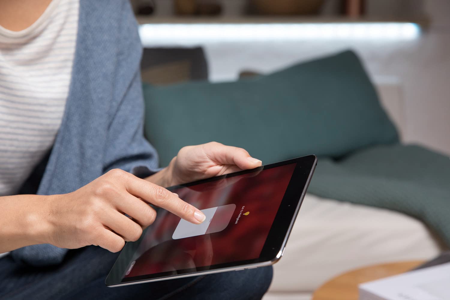 LEDVANCE Lámpara Smart LED con Bluetooth, B22d, color de luz cambiante (2700-6500K) y RGB cambiables, reemplaza las lámparas incandescentes con 60W, controlable con Alexa, Google y Apple, paquete de 4