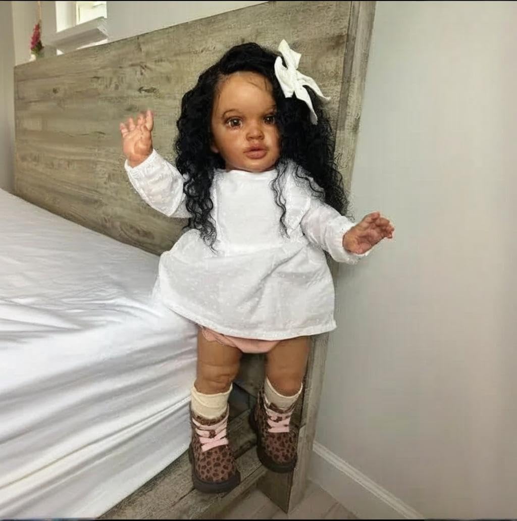 RXDOLL Duży rozmiar Reborn Baby Dolls Czarna Dziewczyna 66 cm Realistyczne Maluch Baby Doll Afroamerykanin Reborn Maluch Lalki Miękka Tkanina Winylowa Body Prawdziwie wyglądające Biracial Niemowlęta