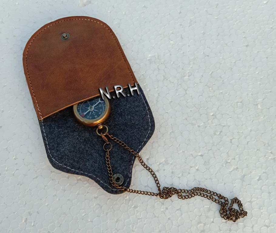 Brújula de latón con estuche de cuero y cadena miniatura 2