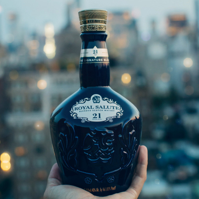 ウイスキー  SALUTE Royal Salute 21 Años Whisky Escocés de Mezcla, 700ml : Amazon.es